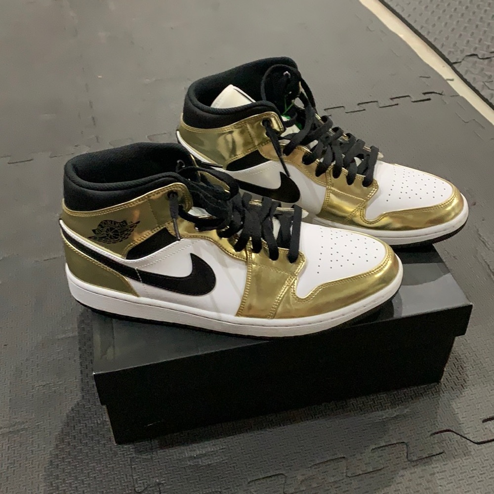 - Air Jordan 1 mid se metallic gold size 11.5